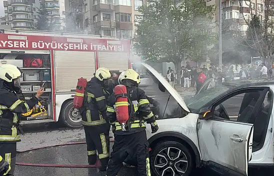 Kayseri'de seyir halindeki elektrikli araç alev topuna döndü!