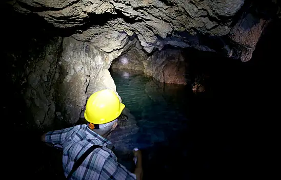 Kayseri'de sular çekildi: Yeni mağara keşfedildi!