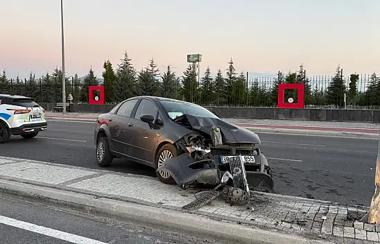 Kayseri'de kaza! Otomobil aydınlatma direğine çarptı
