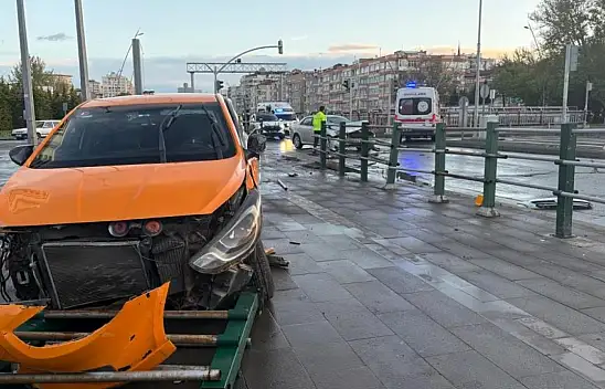Kayseri'de taksi kazası: Kullanılamaz hale geldi!