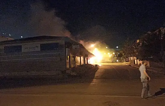 Kayseri'de tansiyon yükseliyor! İşyerlerini ve araçları ateşe verdiler