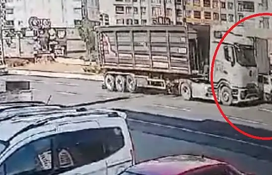 Kayseri'de tırla çarpışan otomobil takla attı! İşte o anlar...