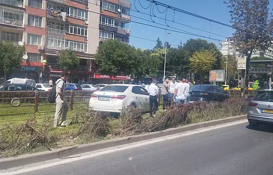 Kayseri'de tramvay ulaşımı aksadı! Kaza yapan iki araç raylara girdi