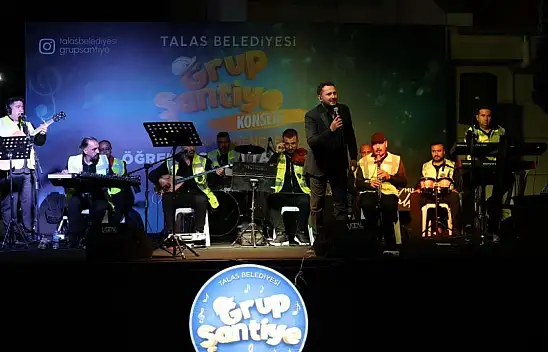 Kayseri'de üniversitelilere konser sürprizi: Grup Şantiye sahne aldı
