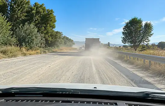 Kayseri'de vatandaşların tozlu yol tepkisi!