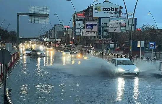 Kayseri'de yağış sonrası trafik felç oldu! CHP'den 'sünger şehir' önerisi