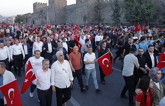 Kayseri'de yer gök kırmızı beyaz! Görenlerin göğsünü kabartan tarihi yürüyüş