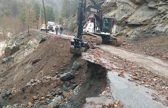 Kayseri'de yol çöktü! Ekipler teyakkuza geçti