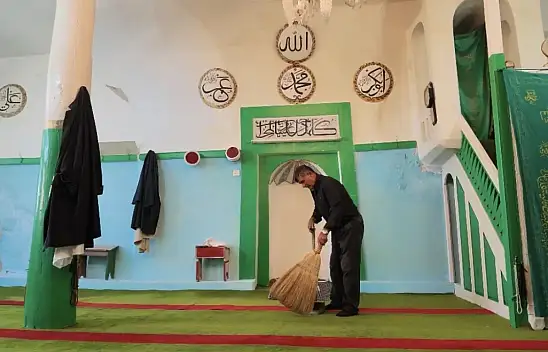 Kayseri'de yürek ısıtan hikâye: Protez bacağıyla yıllardır camiyi temizliyor