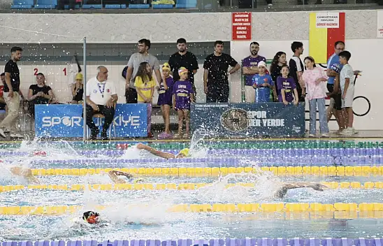 Miniklerin büyük günü! Aileler tribünleri doldurdu