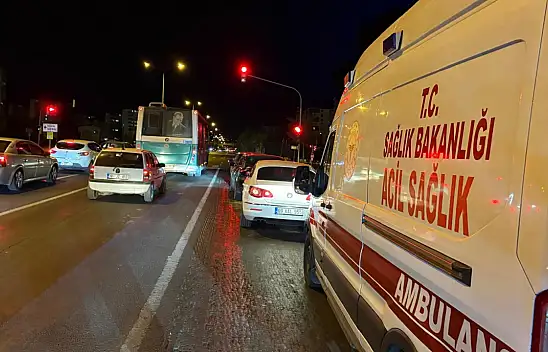 Kayseri'de zincirleme kaza! 3 otomobil birbirine girdi