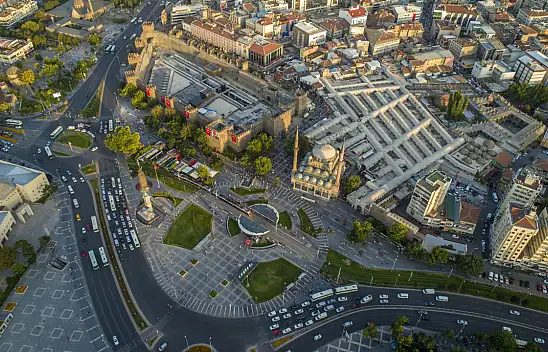 Kayseri'deki bozuk yol Meclis gündeminde...