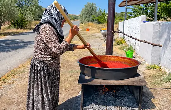 Kayseri İncesu'da salça telaşı başladı: Bakır kazanlarda saatler süren emek