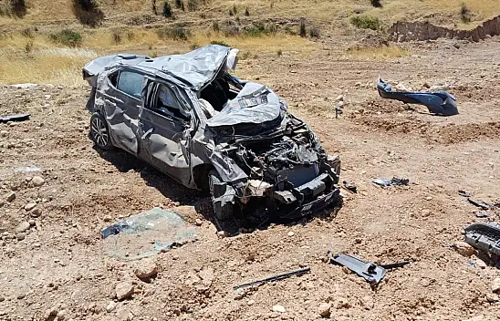 Kayseri-Malatya karayolunda şarampole yuvarlanan araç hurdaya döndü!