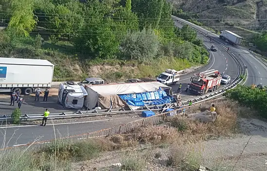 Kayseri-Malatya yolunda TIR devrildi, yol kapandı