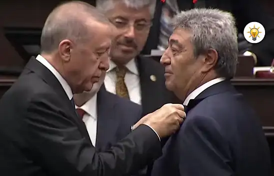 Kayseri Milletvekili Dursun Ataş, resmen AK Parti'ye geçti! Rozeti Erdoğan taktı