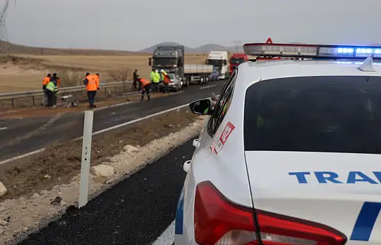Kayseri-Nevşehir yolunda can pazarı: Otomobille tır kafa kafaya çarpıştı