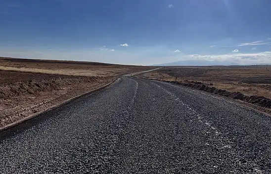 Kayseri'deki mahalleyi, Niğde'deki kasabaya bağlayan yolda ne yapılıyor?