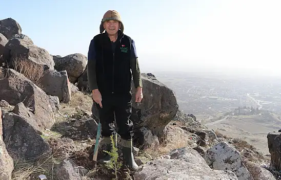 Kayseri'nin 'Ağaç Dede'si binlerce fidanı toprakla buluşturuyor