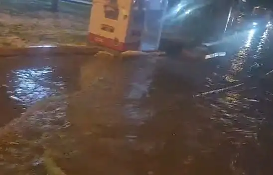 Kayseri'nin en işlek caddesini su bastı!