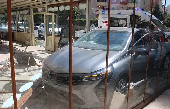Kayseri'nin merkezinde kaza: Pide fırınına daldı!