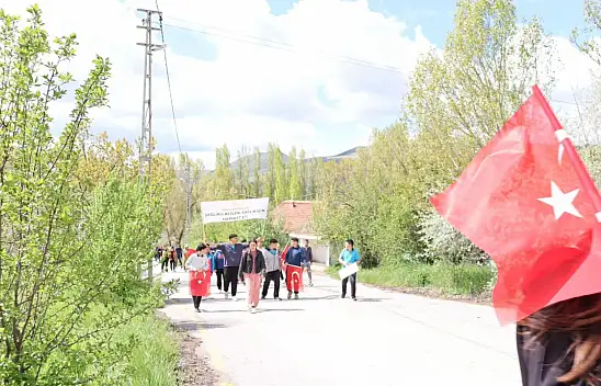 Kayseri'nin tek kadın kaymakamı! Öğrencilerle yürüyüşe çıktı