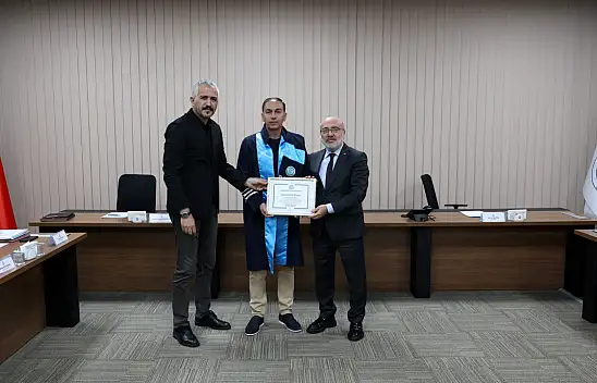 Kayseri'nin yeni profesörü cübbesini giydi