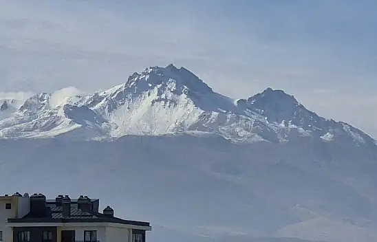 Kayseri'nin zirvesine kar yağdı