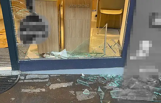 Kayseri plakalı araç dükkanın camına çarparak durabildi!