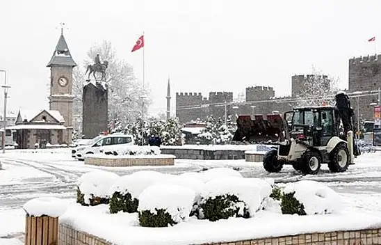 Kayseri'ye lapa lapa kar yağıyor