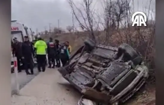 Kayseri yol ayrımında otomobil devrildi: 6 kişi...
