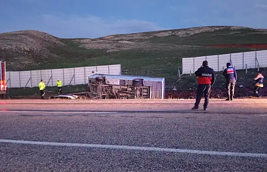 Kayseri yolunda kaza! Taraftarları taşıyan midibüs devrildi