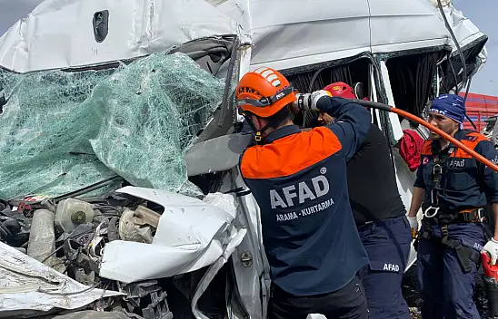 Kayseri yolunda kırmızı ışıkta bekleyen araca kamyonet arkadan çarptı! 5 kişi...