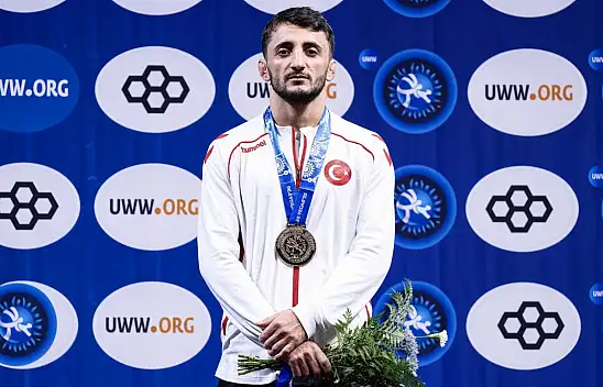Kayserili güreşçi dünya kürsüsünde: Madalya ile döndü