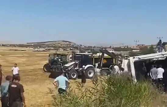 Kayserili plakalı hayvan taşıyan TIR Kırşehir'de devrildi!