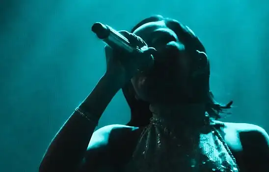 Kayserili ünlü sanatçının kıyafeti tartışma konusu oldu!