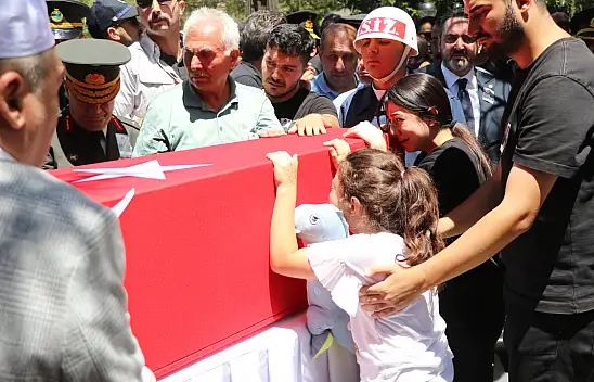 Kayserili şehidin cenazesinde yürek burkan görüntü