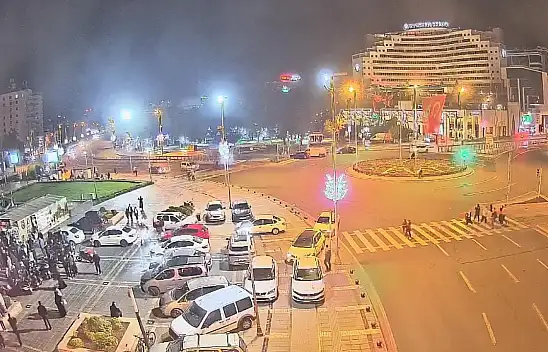 Kayserili vatandaşlar Cumhuriyet Meydanında!