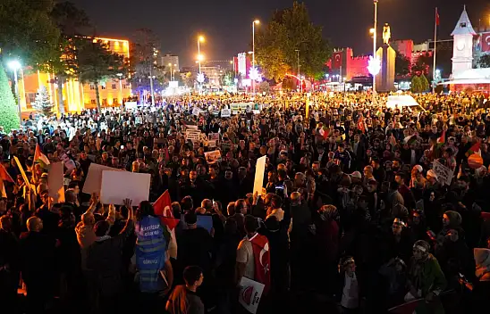 Kayserili vatandaşlar Cumhuriyet Meydanı'na yürüdü!