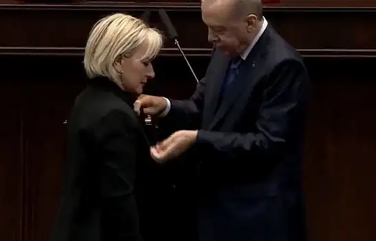 Kayserili Vekil AK Parti'ye geçti! Rozeti Erdoğan taktı
