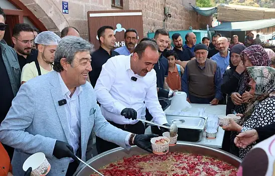 Kayserili vekil kazan başına geçti: Vatandaşlara aşure ikram etti
