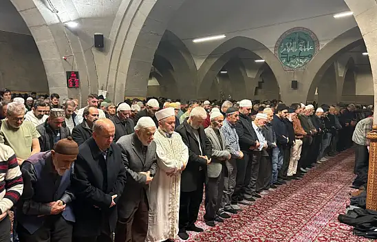 Kayserililer Berat Kandili'nde camilere akın etti