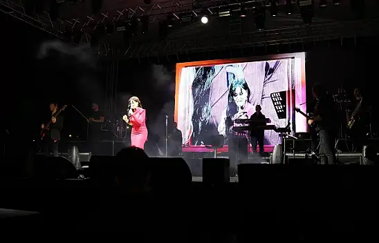 Kayserililer bu konserde buluştu! Ünlü sanatçı sahneye çıktı