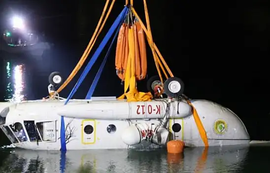 Kaza kırıma uğrayan helikopter karaya çıkarıldı