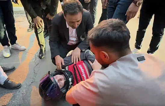 Kazada yaralanan kuryeye Vali Çiçek yardım etti!