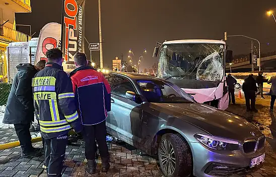 Kırmızı ışıkta 7 yaralı