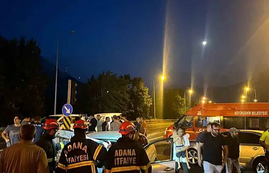 Adana'da kırmızı ışık ihlali zincirleme kazaya yol açtı!