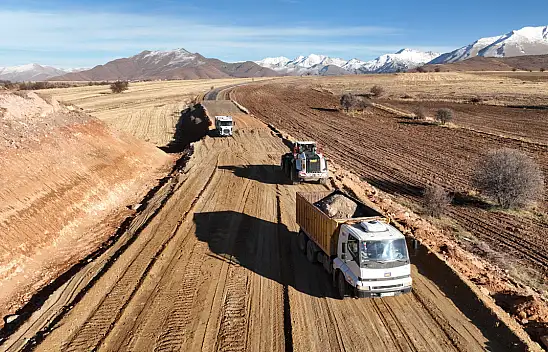 Kırsal mahallelerde yol çalışması