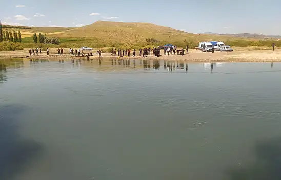 Kızılırmak'a giren 2 kişiden 1'i kayboldu!