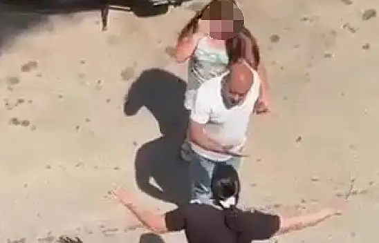 Sinir krizi geçirdi küçük kızını  bıçakla kovaladı!